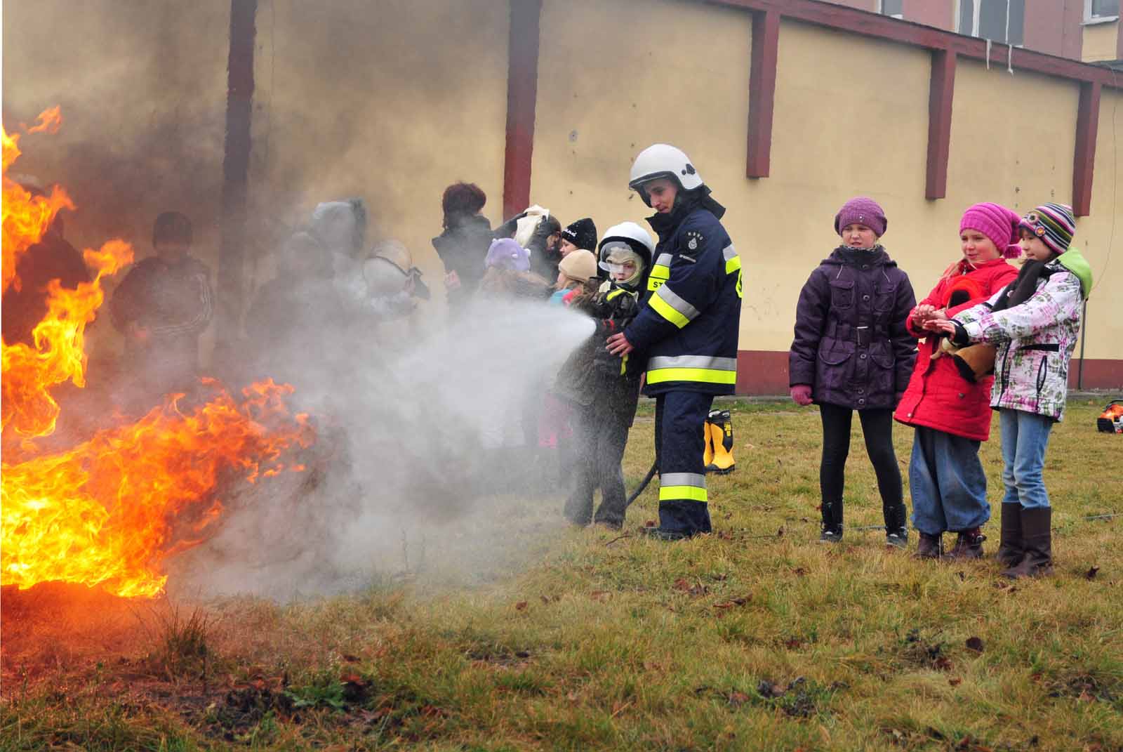 Mali strażacy.